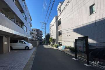 敷地の東側前面道路（南側から）