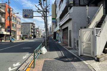 敷地の北側前面道路（西側から）