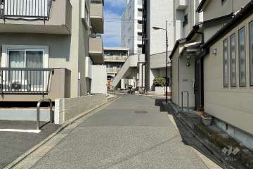 敷地の東側前面道路（南側から）