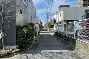 敷地の南側前面道路（東側から）