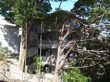 アズ・リル・シャンティの外観（南西側から）　斜面地に建っています。