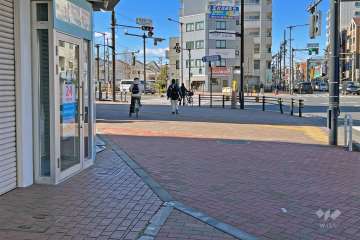 敷地の北側前面道路は目白通りです（東側から）。