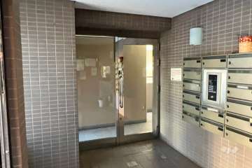 エントランスはオートロック付きです。