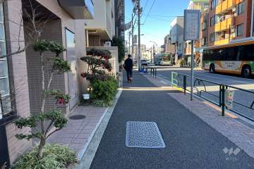 敷地の北側前面道路（東側から）