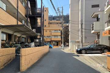 敷地の北側前面道路（東側から）