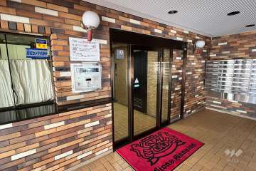 エントランスはオートロック付きです。