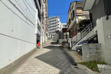 敷地の東側前面道路（南側から）