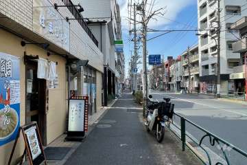 敷地北側の前面道路（東側から）