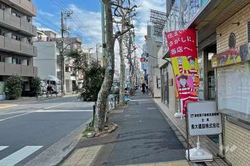 敷地北側は目白通りに面しています。