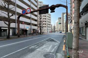 敷地の北側前面道路（東側から）