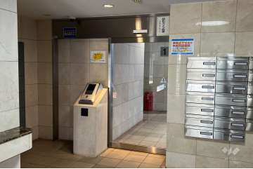 エントランスはオートロック付きです。