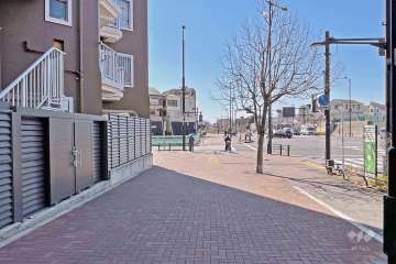 敷地西側の前面道路（北側から）
