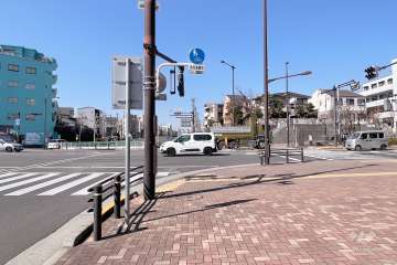 敷地南側の前面道路（東側から）