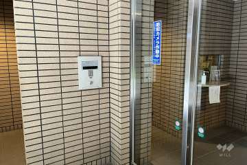 エントランスはオートロック付きです。