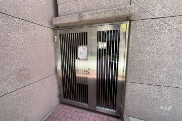 屋内駐輪場の出入り口