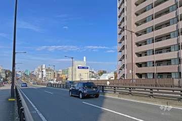 敷地の西側前面道路は山手通りです（南側から）。