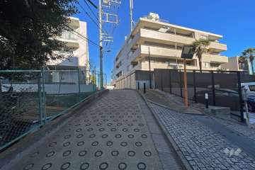 敷地西側の前面道路（南側から）