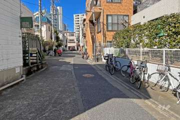 敷地の西側前面道路（南側から）