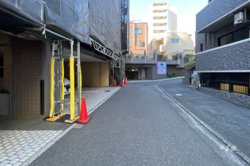 敷地北東側の前面道路