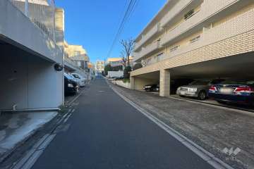 敷地西側の前面道路