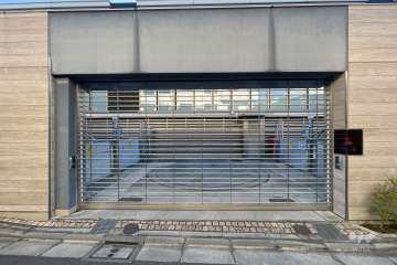 駐車場の出入り口（リングシャッター付き）