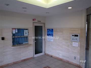 エントランスは折り上げ天井になっています。