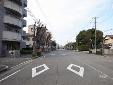 敷地北側は二車線のバス通りに面しています。