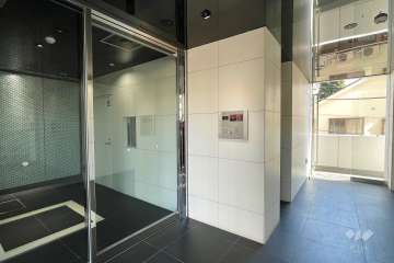 エントランスはオートロック付きです。