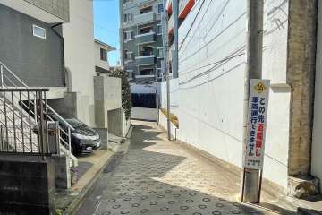 敷地の東側前面道路（北側から）