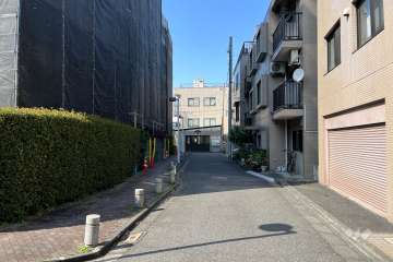 敷地の東側前面道路（南側から）