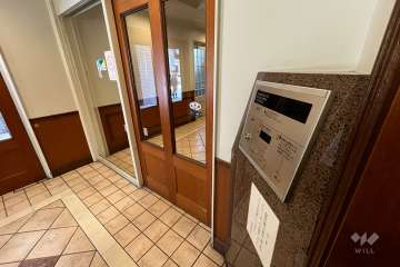 エントランスはオートロック付きです。