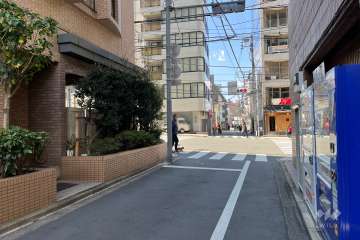 敷地の北側前面道路（東側から）