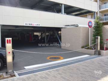 駐車場出入り口はロボットゲート付きです。