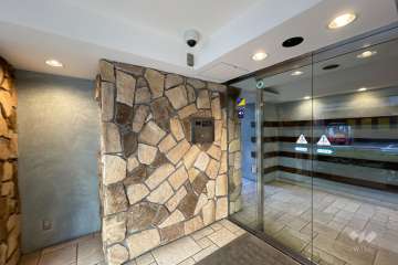 エントランスはオートロック付きです。