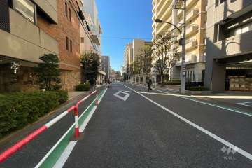 敷地の北側前面道路（東側から）