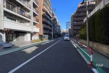 敷地の北側前面道路（西側から）