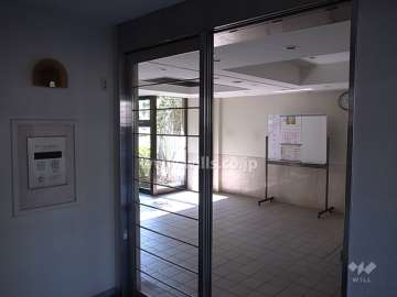 エントランスはオートロック付きです。