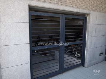 エントランスアプローチ横に設けられた駐輪場（屋内）