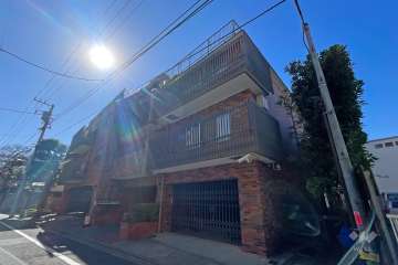 秀和内藤町レジデンスの外観（北東側から）