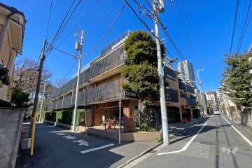 秀和内藤町レジデンスの外観（南東側から）