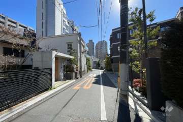 敷地の東側前面道路（北側から）