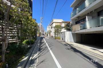 敷地の東側前面道路（南側から）