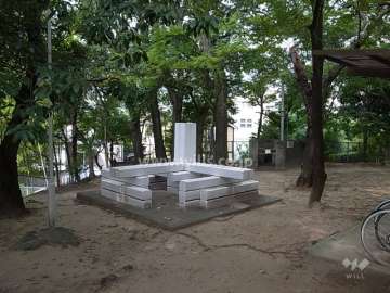 公園にはオブジェの様な遊具もあります。