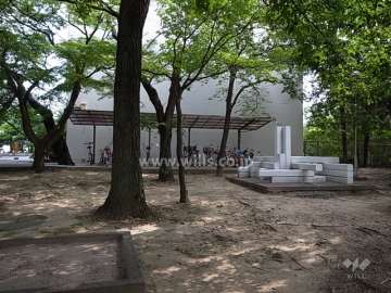 敷地の西側には木々に囲まれた公園があります。