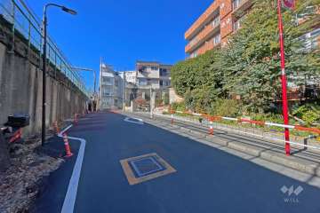 敷地の南側前面道路（東側から）