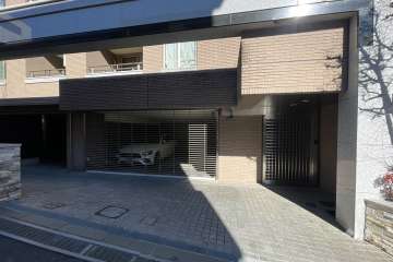 駐車場の出入り口（リングシャッター付き）