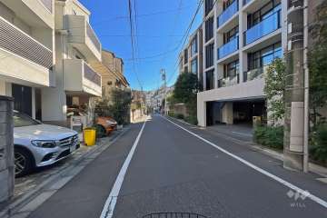 敷地北側の前面道路（西側から）