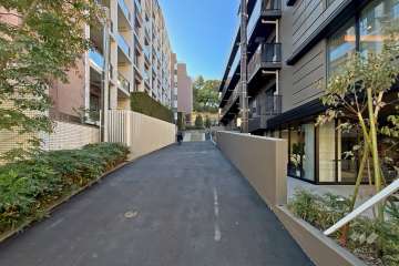 敷地西側の前面道路（北側から）