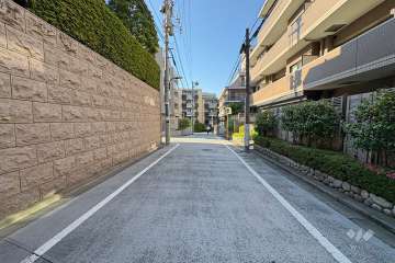 敷地西側の前面道路