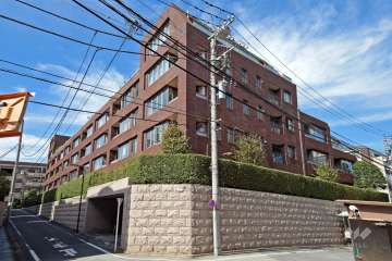 ブリリア外苑出羽坂の外観（南東側から）
